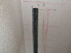 不要な部分は斫り、きれいなスリット溝を形成