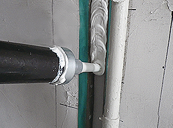 防錆材やバックアップ材の施工後シールを充填して仕上