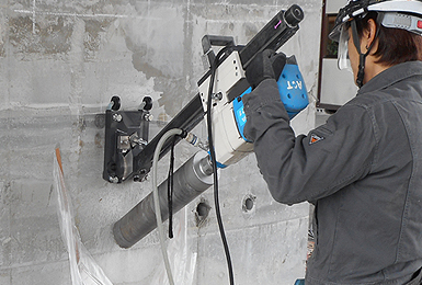 角度付きベースによるコア穿孔