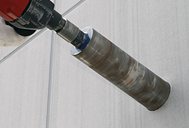 アースロックは中空形状なので水を使用せずに穿孔が可能