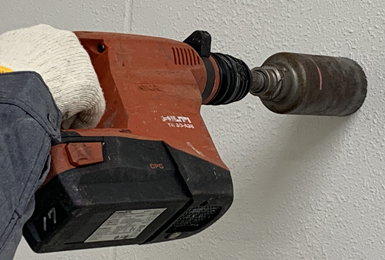 ACL用コアビットを取付けてのコア穿孔