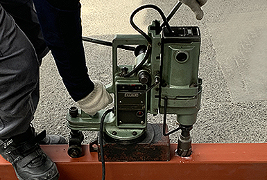 強力なマグネットで鋼材に吸着して使用