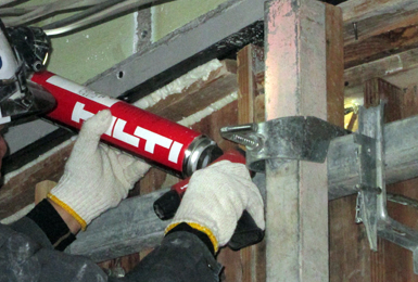 型枠の隙間をウレタンにて密閉