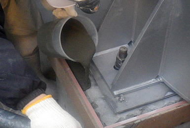 鉄骨ベース下の流し込み