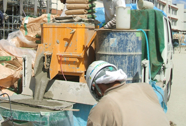 大量のグラウト材を練り送るミキシングマシン