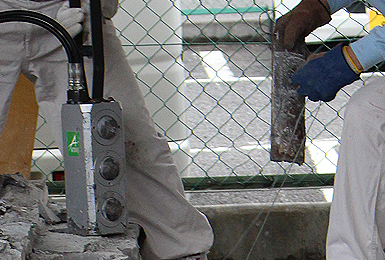 クラッカー本体と一緒に反力板圧も同時に使用